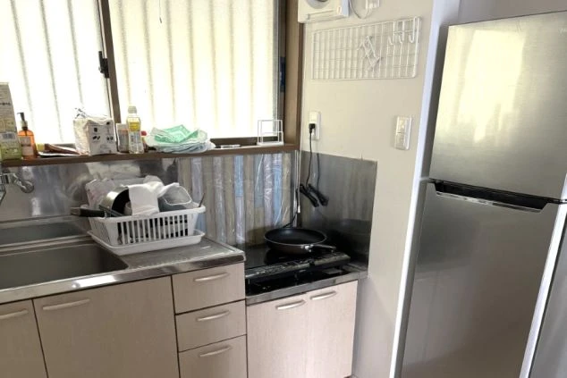 女性寮のキッチン。コンロと冷蔵庫が完備されており、自炊が可能。