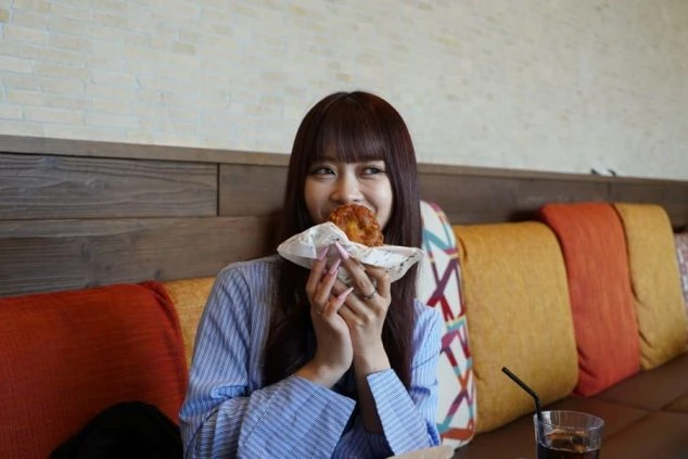 食事を楽しむ女性。仕事の休憩時間や休日に、リゾート地のグルメを堪能できる。