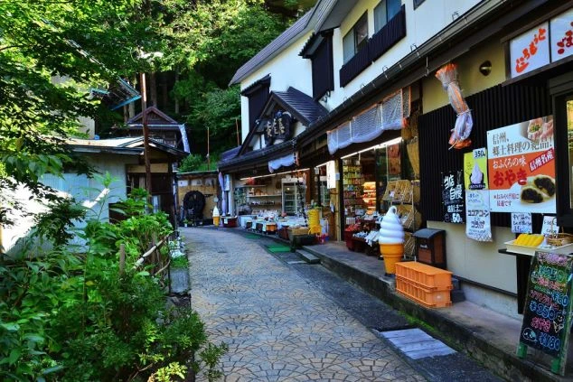 温泉街の細い道。お土産屋さんや飲食店が立ち並んでいる。