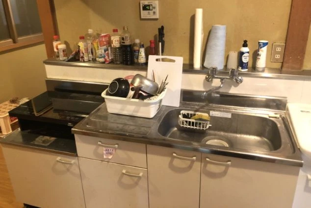 寮の共同キッチン。コンロやシンクがあり、自炊ができる。