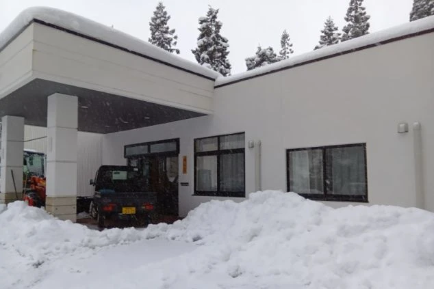 何も置かれていない、がらんとしたクローゼット。ハンガーがひとつだけ掛かっている。