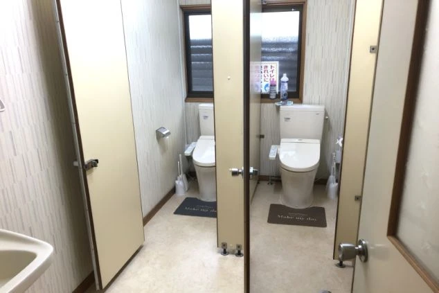 寮の共同トイレ。温水洗浄機能付きで、快適に利用できる。