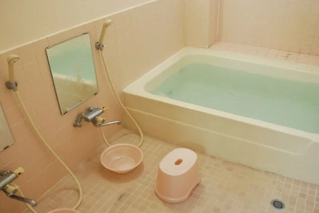 寮の共同お風呂。複数の洗い場と浴槽がある。