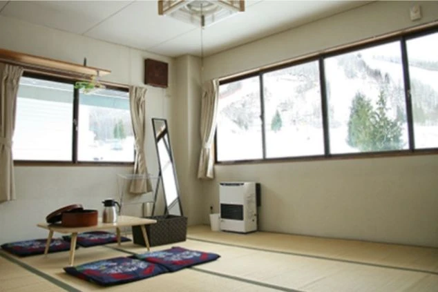 寮の共同スペース。和室でテーブルの上にはポットがある。