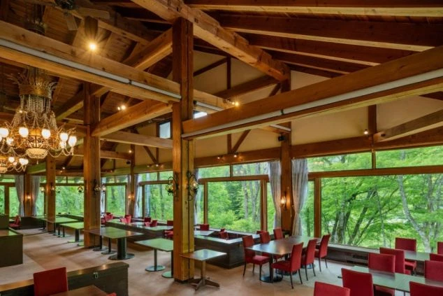 森が見えるレストラン。開放的な空間で、お客様に食事を提供する仕事がイメージできる。