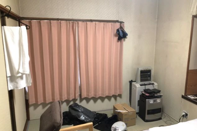 寮の部屋。ヒーターやファンが備え付けられており、季節を問わず快適に過ごせる。