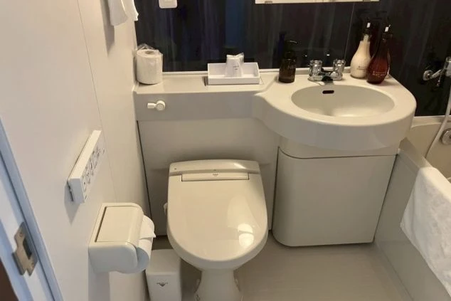  ユニットバス。浴槽、洗面台、温水洗浄便座付きのトイレが一体になっている。