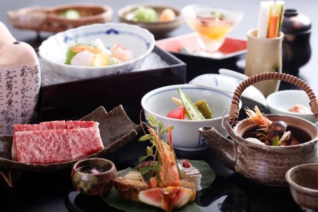 豪華な会席料理。新鮮な魚介類やブランド牛など、食材にこだわった料理の調理を学べる。