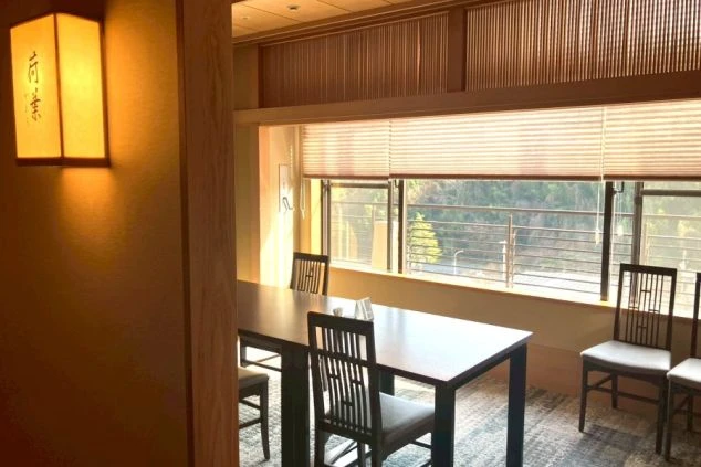 旅館食事処の入り口。趣のある空間で、お客様をおもてなしする仕事がイメージできる。