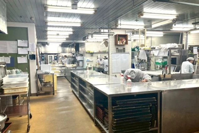 ライトアップされたホテル外観。落ち着いた雰囲気のホテルで、非日常の空間を体験できる。