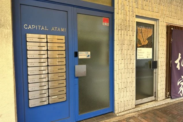 リゾートバイト寮の入り口の画像。郵便受けがあり、セキュリティもしっかりしている集合住宅タイプで、安心して生活できます。