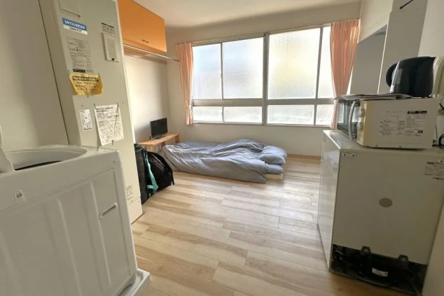 リゾートバイトの寮の家電設備の画像。洗濯機、電子レンジ、冷蔵庫、電気ケトル完備。