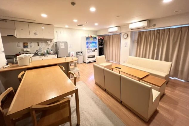 寮の共同スペース。ソファやダイニングテーブルがあり、仕事仲間と交流できる。