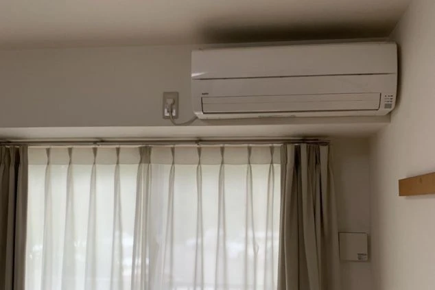 寮の部屋に設置されたエアコン。夏でも冬でも快適に過ごせる。