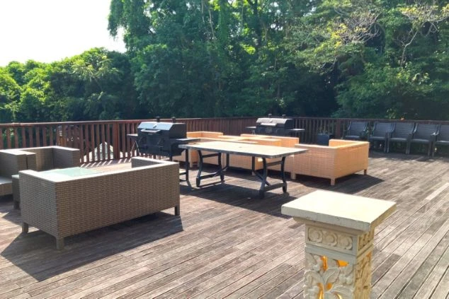 ウッドデッキにBBQグリルが並ぶ、グランピング施設内の写真。業務内で携わるBBQの準備や片付けを想像させる。