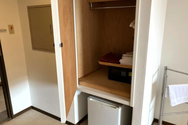 リゾートバイトの個室客室寮の部屋の画像。簡易冷蔵庫やクローゼットがある。