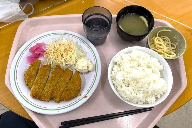 リゾートバイトの従業員食堂メニューの画像