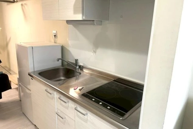 リゾートバイトの寮に完備された、スタッフ共用で使用できる洗濯機と乾燥機。長期滞在でも衣類の心配なく過ごせます。