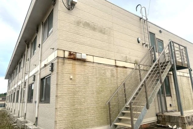 沖縄・小浜島エリアのリゾートバイト寮外観。アパートタイプの個室寮で、プライバシーを重視したい方に最適。