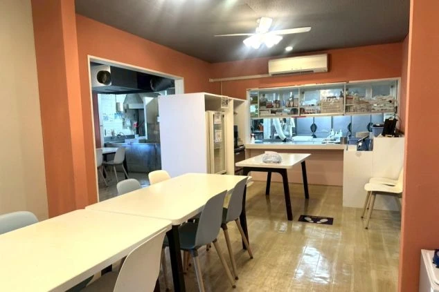 リゾートバイト住み込みスタッフ用の食堂。広くて明るい雰囲気のスペースで、毎日の食事を楽しめる環境。