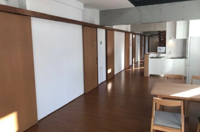 寮の共同スペース。キッチンとダイニングスペースがあり、仕事仲間と交流できる。