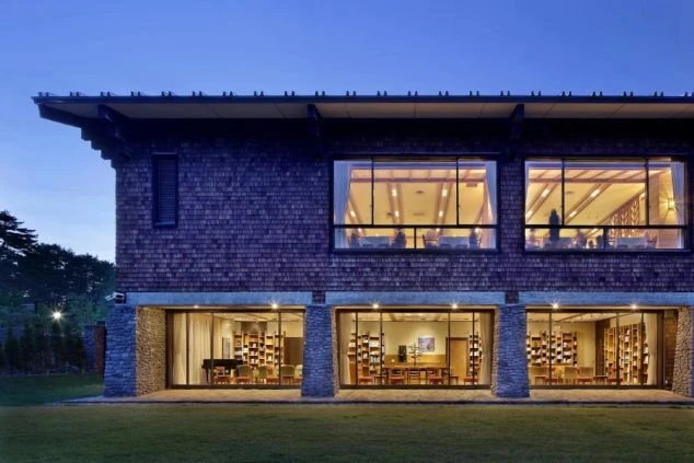 ライトアップされたホテル外観。落ち着いた雰囲気のホテルで、非日常の空間を体験できる。