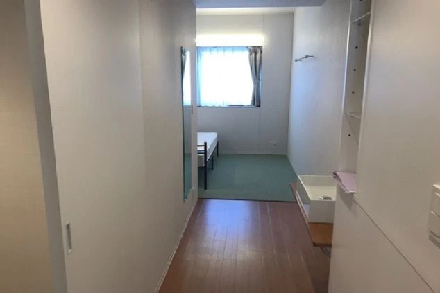 リゾートバイトの個室寮。ベッドや洗面台が備え付けられており、プライベートな空間でくつろげる。