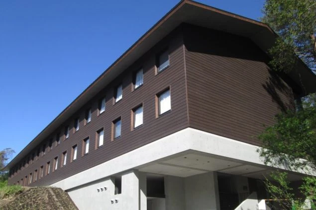 自然の中に佇む寮の外観。落ち着いた環境で、リゾートバイト生活を送りたい人におすすめ。