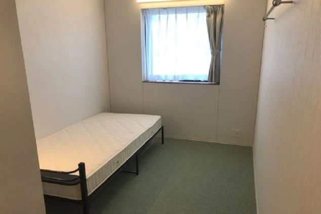 リゾートバイトの個室寮のベッド。シンプルで清潔感があり、快適に過ごせる様子。