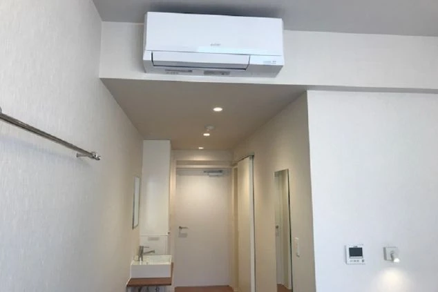 寮の部屋に設置されたエアコン。夏でも冬でも快適に過ごせる。