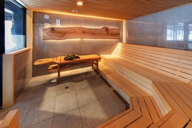 ホテルにある木製のサウナ室の画像。リゾートバイトの仕事終わりにリラックスできる魅力。