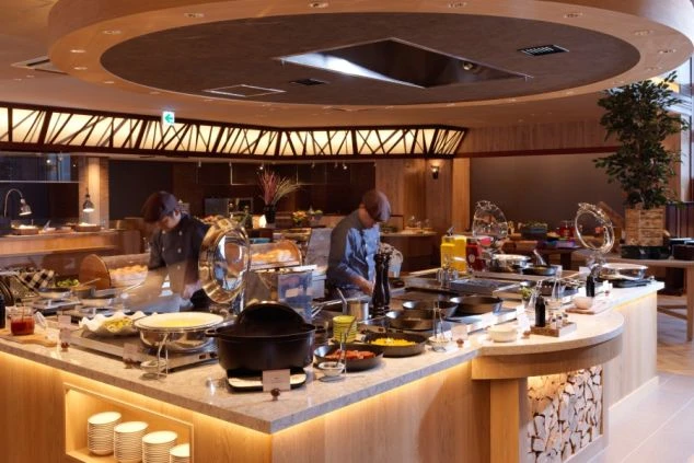 広々としたホテルレストランの店内が写っている画像。リゾートバイトでのホール業務のイメージ