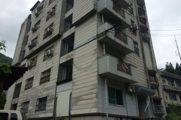 富山県の宇奈月温泉にあるリゾートバイトの寮外観。コンビニや最寄り駅まで徒歩10分圏内で生活至便な立地。