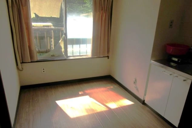 リゾートバイトの個室寮にある明るく日当たりの良いプライベート空間。窓から光が差し込み、快適に過ごせます。