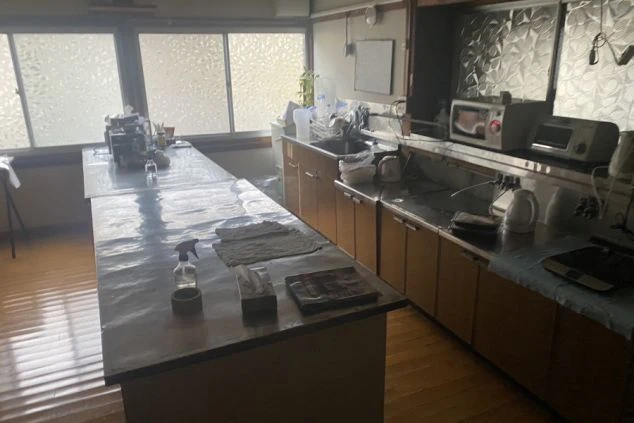 リゾートバイトの男子寮にある、広々とした共用のキッチン。調理スペースが広く、複数のコンロやシンクがあり、仲間と料理するのに便利です。