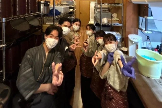 合掌造り風の屋根が特徴的な、風情ある岐阜県白川郷エリアの温泉旅館の玄関アプローチの画像。