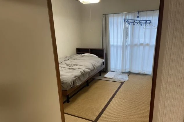 リゾートバイトの個室寮。ベッドやタンスが備え付けられており、すぐに生活を始められる。