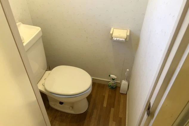 寮のトイレ。温水洗浄機能付きで、快適に利用できる。