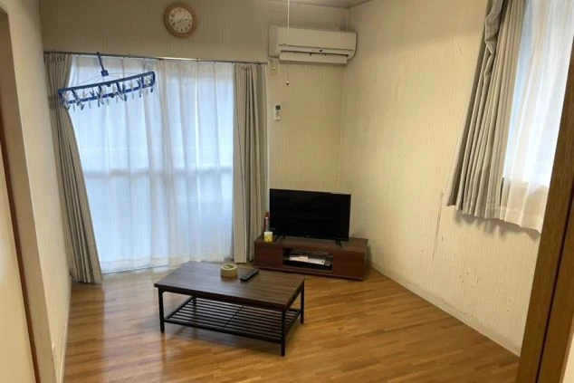 リゾートバイトの個室寮。テレビやテーブルがあり、仕事終わりも部屋でリラックスできる。