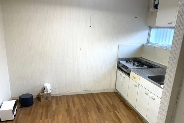 寮のキッチン。コンロとシンクがあり、自炊ができる。