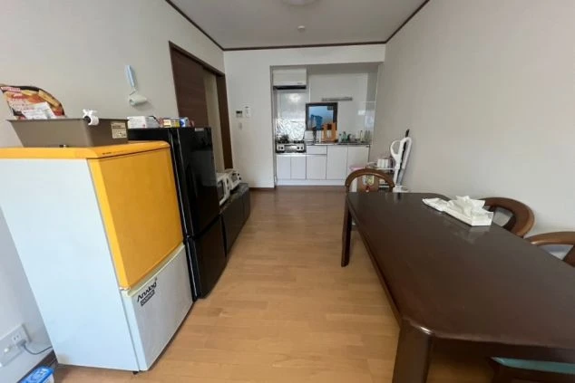寮のダイニング・リビングの画像。大型冷蔵庫、電子レンジ、ダイニングテーブルが揃い、リゾートバイト仲間と交流もできる広々とした共用部。