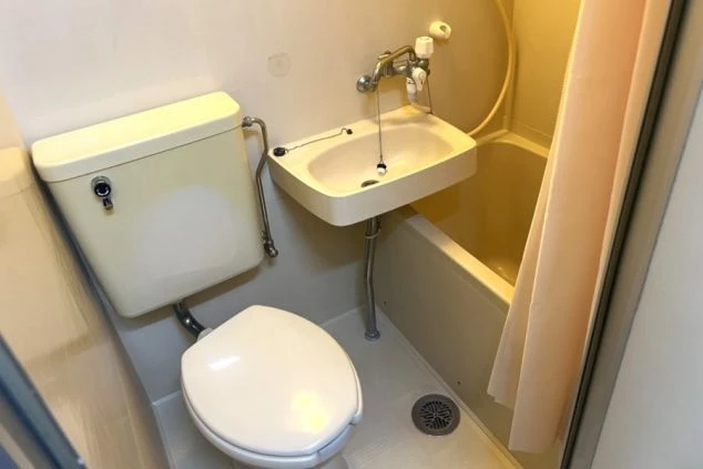 リゾートバイト寮にあるユニットバス。トイレ、洗面台、浴槽がコンパクトにまとまっており、生活に必要な設備が揃っている。