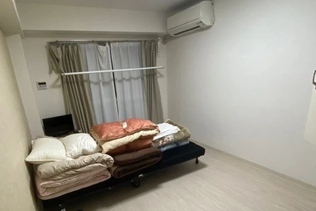 リゾートバイトの個室寮。ベッドやエアコンが備え付けられており、すぐに生活を始められる。