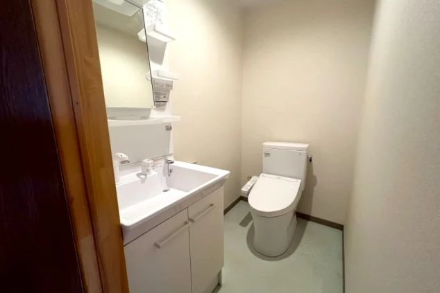 リゾートバイト寮の清潔な水回り。温水洗浄便座付きトイレと独立洗面台を完備し、毎日の身支度もスムーズ。