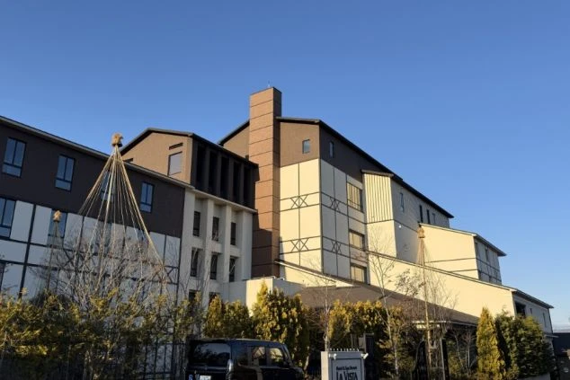 群馬県・草津温泉の人気リゾートホテルの外観画像。温泉街を見下ろす高台に位置する、欧風リゾートバイトの勤務地。