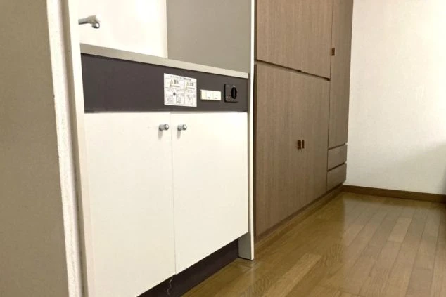 岐阜県下呂温泉でリゾートバイトをするスタッフが住み込む寮のキッチンと収納の画像。