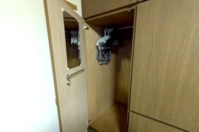 居室内にあるクローゼットの画像。ハンガーラックと上部の棚があり、冬の厚手の衣類や私物もすっきりと整理整頓できる。