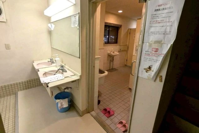 寮内にある洗面スペースの画像。大きな鏡と清潔に保たれたシンク、十分な照明が完備されている。