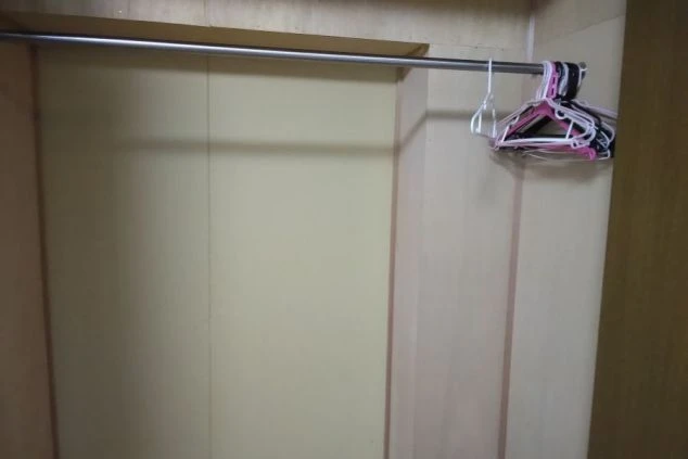 リゾートバイトの寮の個室にあるクローゼット。ハンガーパイプが付いており、衣類をかけて収納できます。