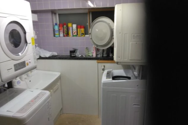 リゾートバイトの寮の共用ランドリー。洗濯機や乾燥機が複数台設置されており、いつでも利用可能です。